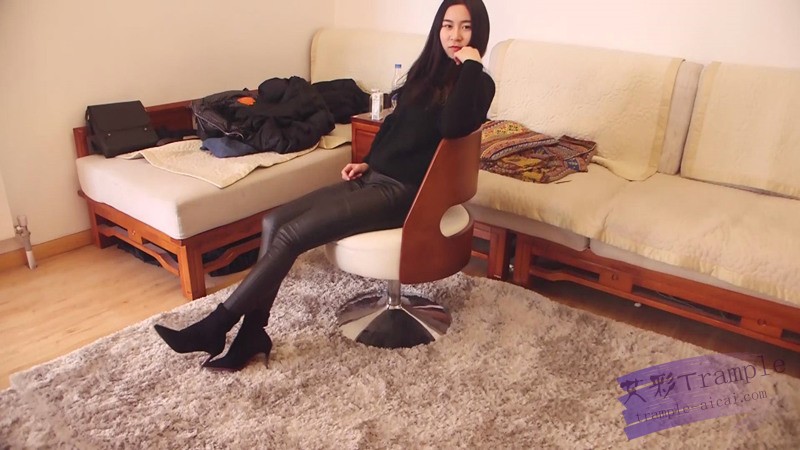 艾丝绝美紧身皮裤丝袜足底！插M嘴到流血，最后还抚慰M