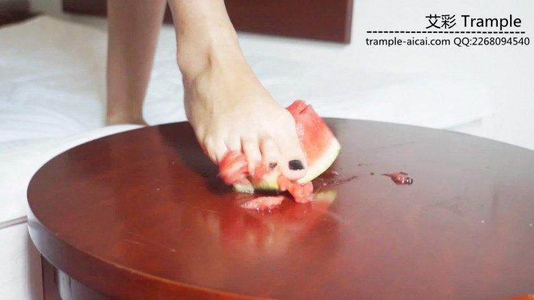 学生女主佳佳踩过的水果和脚尖上的酸奶