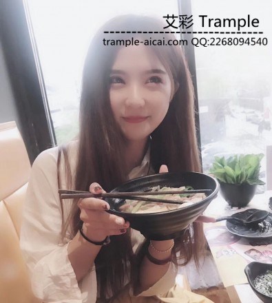 绝对劲爆隐藏针孔偷拍 偷舔学姐的玉足