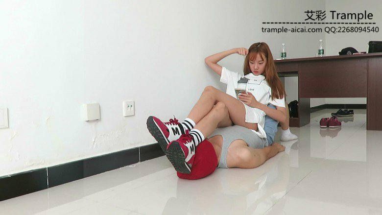 00后天使女主坐肚子，踩下体蹦跳踩全身！