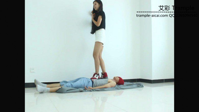 超漂亮天依女主运动鞋踩踏并愉快的骑乘贱狗！