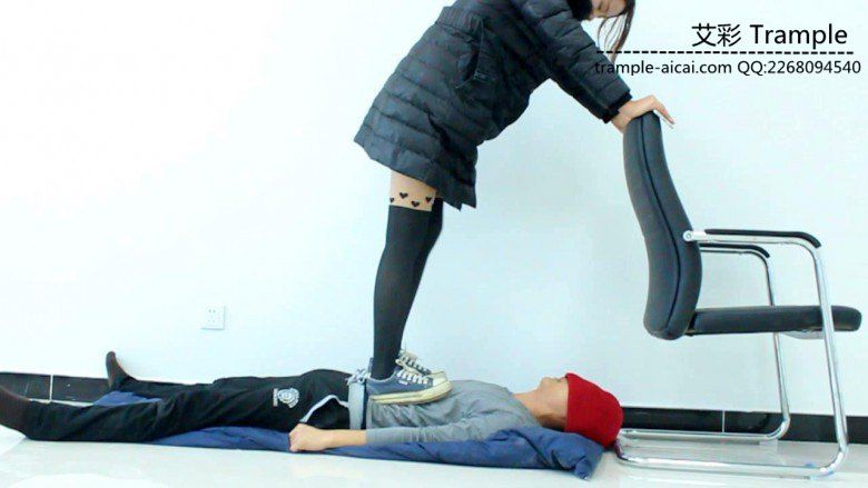 甜美媛媛女主帆布鞋蹦跳踩踏贱狗身体下体！