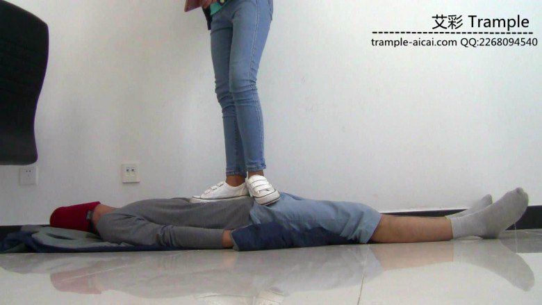 高中生小蛮女主白帆布鞋踩踏全身，下体！
