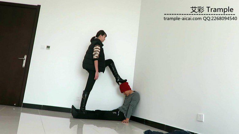 00后女主长筒靴耳光、骑乘、靴底踩脸、虐踩下体调教贱狗！