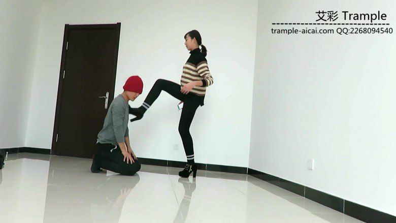 00后女主高跟踩踹贱狗身体下体！
