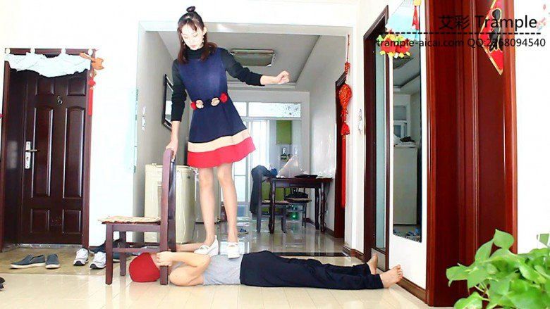 00后天使女主肉丝公主鞋爆踩贱狗揉虐下体！