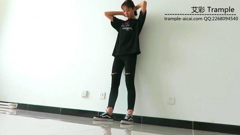 00后天使女主帆布鞋大踏步践踏贱狗！