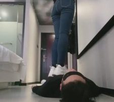 【魅儿】小白鞋全体重踩踏狗 bf6465