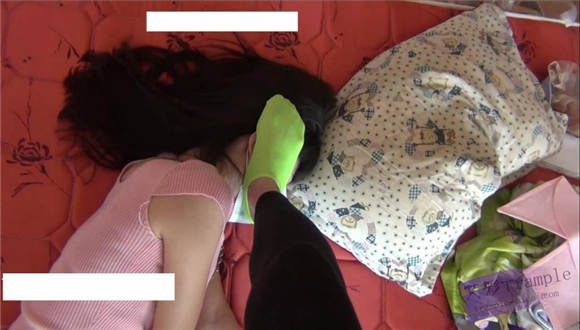 甜儿公主绿棉袜虐踩LULU肚子和脸蛋 G-NV-108