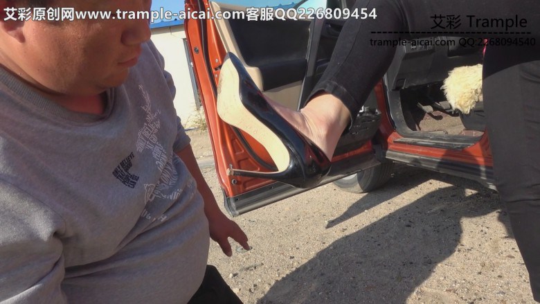 冷柔女主户外高跟踹头极端羞辱