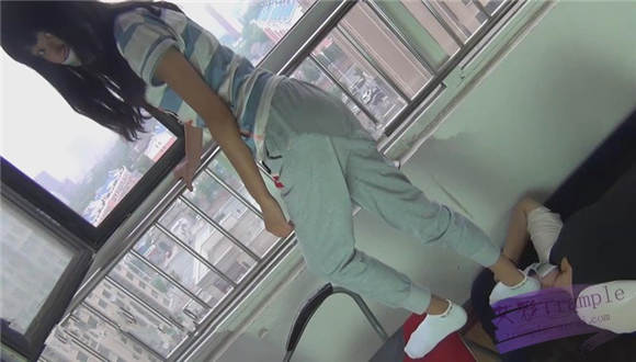 lulu女女 运动装白袜和肉丝互踩 G-NV-92