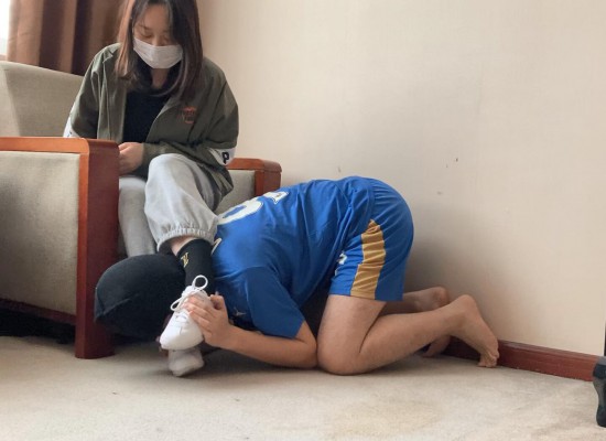 【足下生辉】素人女生强制舔脚、腿绞，把M变成专属玩物！