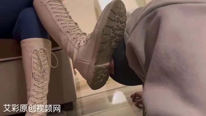 【佳萌女神】白靴虐待踩踏贱狗