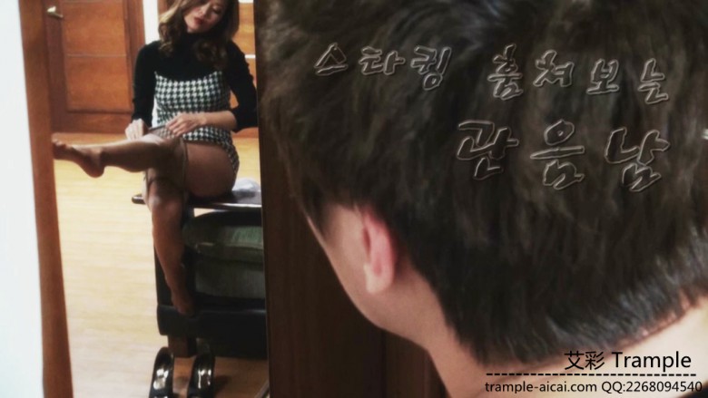 老板娘性感肉丝美脚吸引少年给自己舔脚 HAN-156