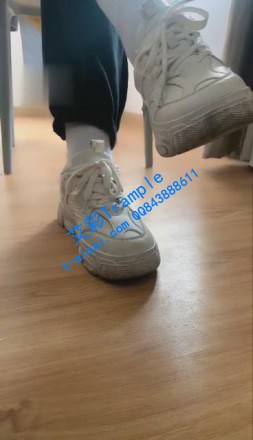 学生小白鞋书桌下第一视角