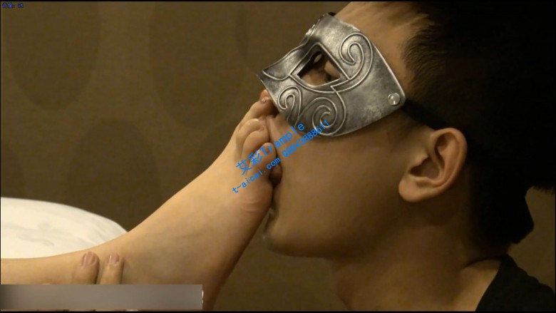 舔粉色指甲油白嫩脚丫