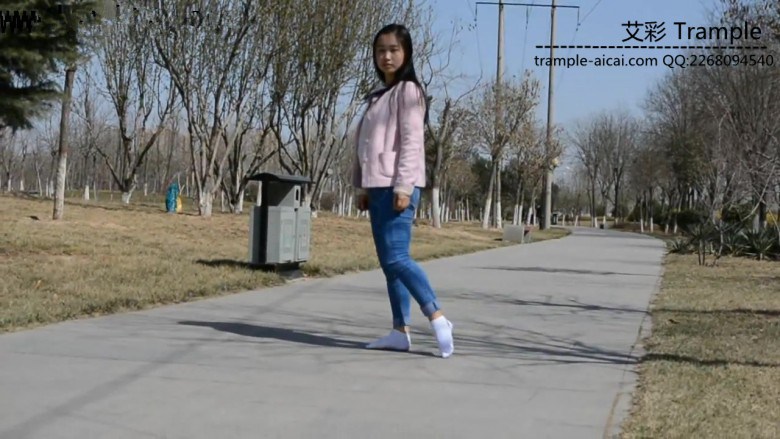 只穿袜子在公园跳舞 一曲过后脚底碉堡了