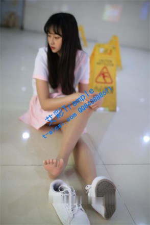 地铁少女脱小白鞋可爱小丝足