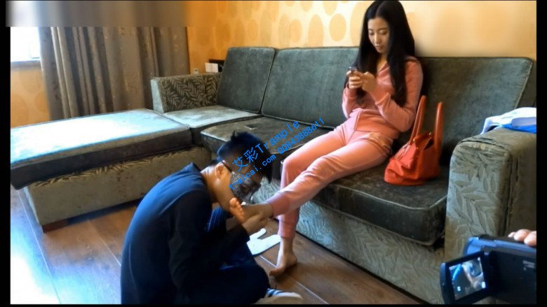 舔裸足–气质运动女孩的美足