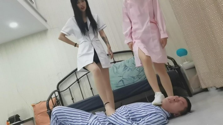 两位医护美女虐踩人 YC-220128-6