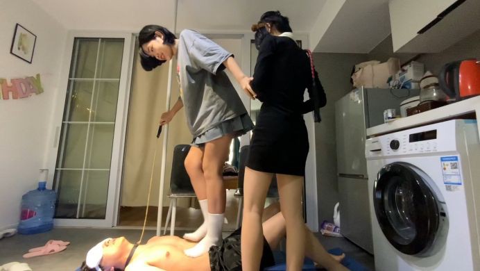 精神小妹超短裙暴虐-真实校园小太妹的疯狂踩踏踢裆吃袜子羞辱 YC-220505-9