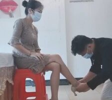 【德意户外男神】暗访成功被大姐强制舔脚 bf18551