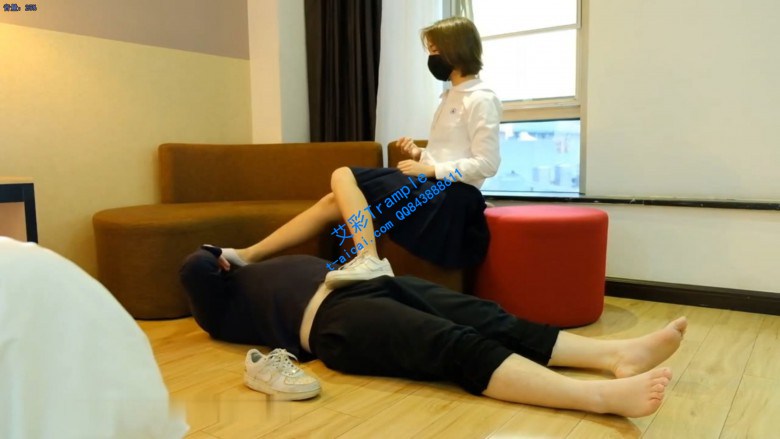 制服小姐姐白袜耐克踩踏tj