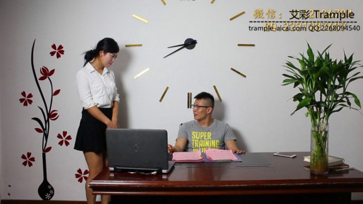 老板调戏职员反被虐