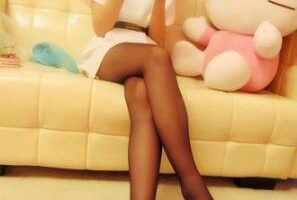 超级美女长靴丝袜暴力踢打恋足