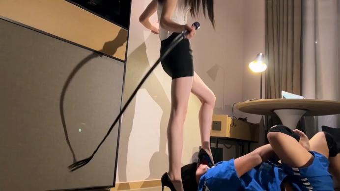 （全新）剧情片监狱长苏老师暴力鞭打调教犯人【苏曼】高跟踩踏鞭打调教 YC-221126-7