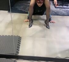 【一纸S】高跟丝袜诱惑踩踏恋足深喉贱狗 bf21202
