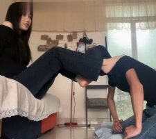 【田甜圈】拴狗遛弯高跟踩脸 bf21650