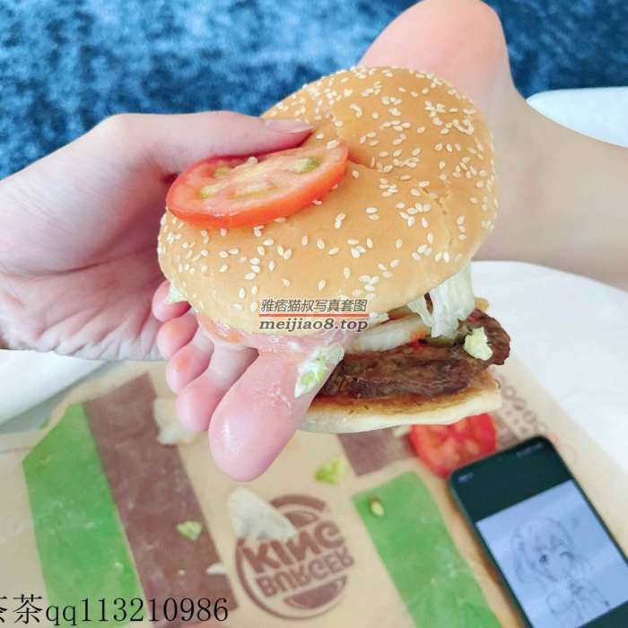 [足控食物向]茶茶和你拼啦 来，吃汉堡~