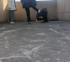 【最抗揍M】精神小妹天台暴力虐 bf23664
