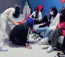 【精神小妹】多人群调-面部摧毁/暴力踢踹踩跺 bf26038