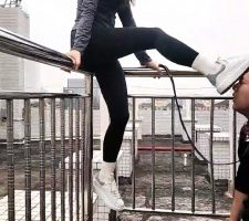 【素人星探】户外阳台小白鞋女神调-骑马踩踏虐乳/舔鞋袜 bf28159