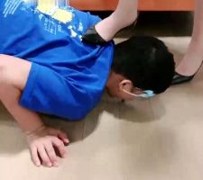 【倪梵】剧情-猥琐大叔跟踪空姐下班-脚踩口吐喂食/人肉坐垫 bf28399