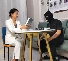 【阿昆】剧情-女经理羞辱男下属-耳光抽/高跟裸足踩 bf28618