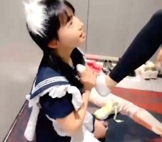 【美美子】可爱女仆伺候-踩狗爪/桌底伺候/骑马转胯/闻鞋闻袜 bf29925