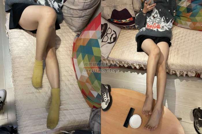 可爱圆脸妹妹小黄袜捧起裸足大口tian