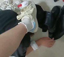 【爱可呀】女神学姐的人体鞋架/吸味舔鞋底/踩舌钻胯 bf31256