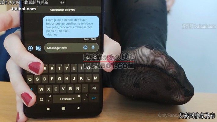 174部优衣库公共场合踩踏闻舔脚！ 搬站合集 O-210528
