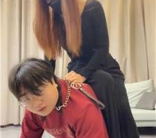 【素人挖掘机】开发混血S-骑马转胯/全体重踩踏/抽耳光/舔毛拖鞋 bf40759