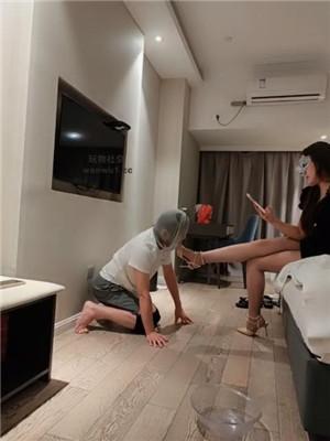 【叶娘】双S-清理脏高跟/抽耳光/转胯/脚踩喂食【三视角版】JS240822-11