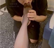 【刘二狗】跪舔脏拖鞋/黑丝美腿恋足舔 JS240823-9