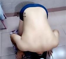 【奇了怪了】下跪清理运动后的脏鞋袜 JS240921-22