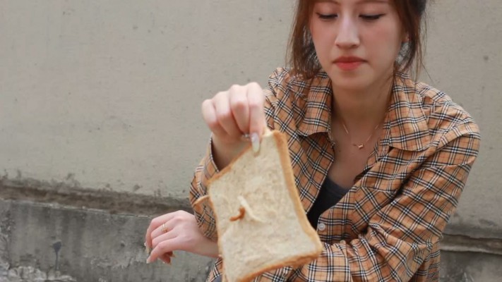 【黑丝诱惑】素人篇：大二学生晓俞定制原味脏鞋踩面包食物 YC-241022-5