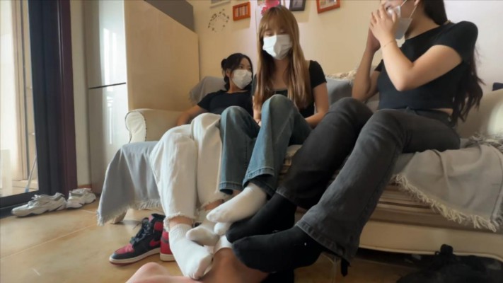 【208宿舍】三人床上踩踏90斤瘦弟弟 YC-241112-2