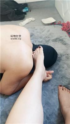 【恩恩】玉足狂舔踩踏家奴 JS241130-45