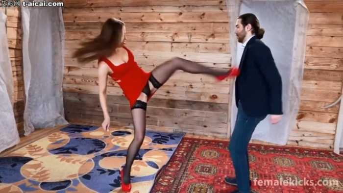 被美女一刀宰了后踢打鞭尸！死了还要被臭丝袜脚踩脸拍照！bf3524